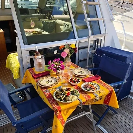 Ferretti 36 ' Bateau A Quai Vieux-port Festival La Croisette