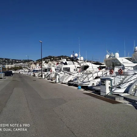 Botel Ferretti 36 ' Bateau A Quai Vieux-port Festival La Croisette Cannes