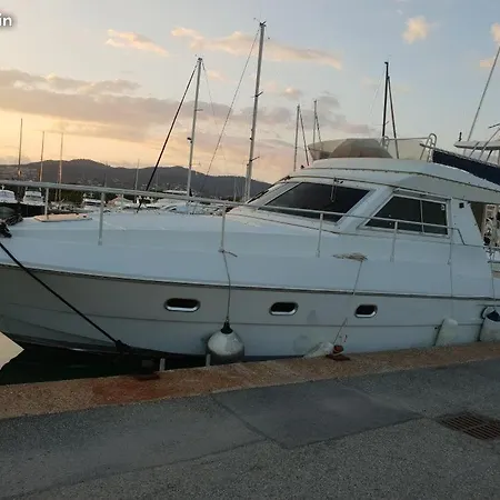 Botel Ferretti 36 ' Bateau A Quai Vieux-port Festival La Croisette Cannes