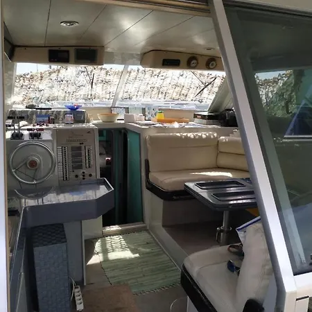 Ferretti 36 ' Bateau A Quai Vieux-port Festival La Croisette Hotel en barco
