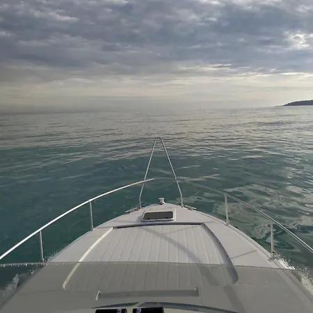 Botel Ferretti 36 ' Bateau A Quai Vieux-port Festival La Croisette Cannes
