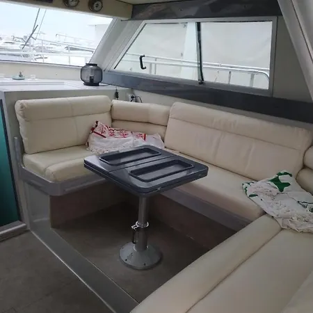 Ferretti 36 ' Bateau A Quai Vieux-port Festival La Croisette Hotel en barco *