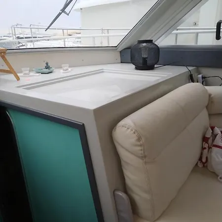 Hotel en barco Ferretti 36 ' Bateau A Quai Vieux-port Festival La Croisette