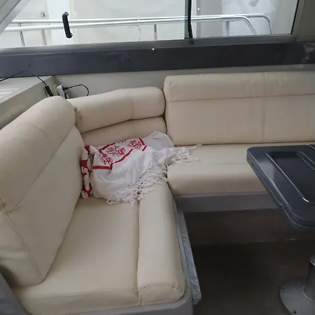 Ferretti 36 ' Bateau A Quai Vieux-port Festival La Croisette Κάννες