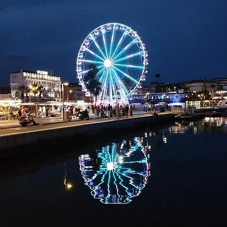 Ferretti 36 ' Bateau A Quai Vieux-port Festival La Croisette Botel