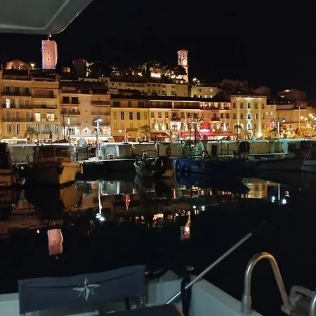 Ferretti 36 ' Bateau A Quai Vieux-port Festival La Croisette Hotel en barco