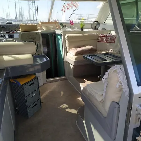Ferretti 36 ' Bateau A Quai Vieux-port Festival La Croisette *