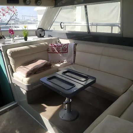 Hotel en barco Ferretti 36 ' Bateau A Quai Vieux-port Festival La Croisette Cannes