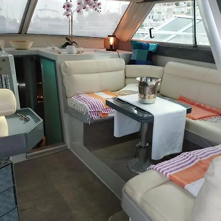 Ferretti 36 ' Bateau A Quai Vieux-port Festival La Croisette Κάννες