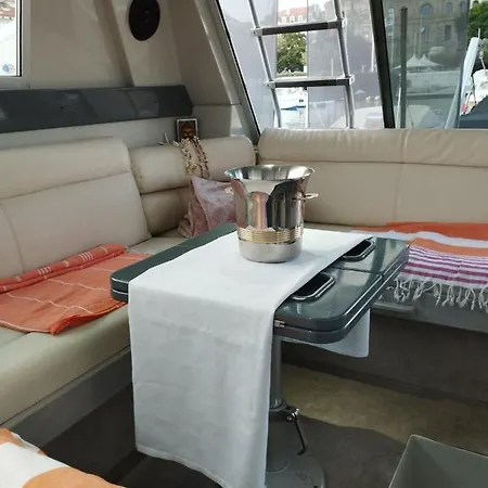 Ferretti 36 ' Bateau A Quai Vieux-port Festival La Croisette Hotel en barco *