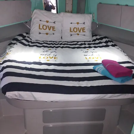Ferretti 36 ' Bateau A Quai Vieux-port Festival La Croisette 船上ホテル
