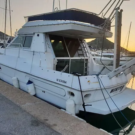 Ferretti 36 ' Bateau A Quai Vieux-port Festival La Croisette Botel Cannes