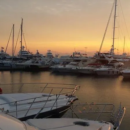 Ferretti 36 ' Bateau A Quai Vieux-port Festival La Croisette Hotel en barco Cannes